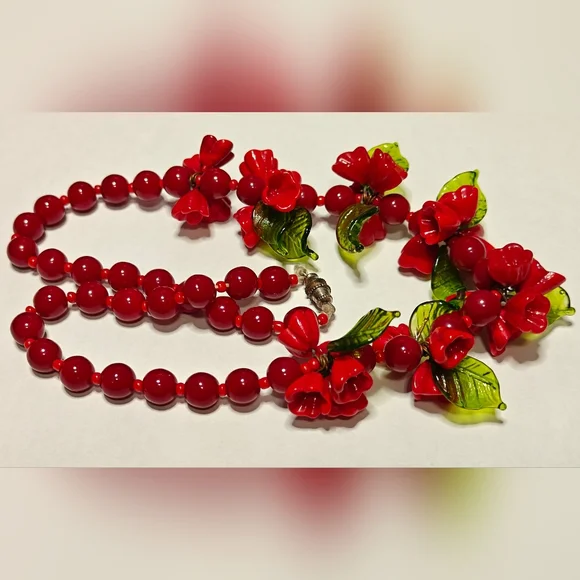 Vintage Venetian/Czech? Red Flowers and Green Leaves Handblown Glass Necklace - Picture 3 of 16